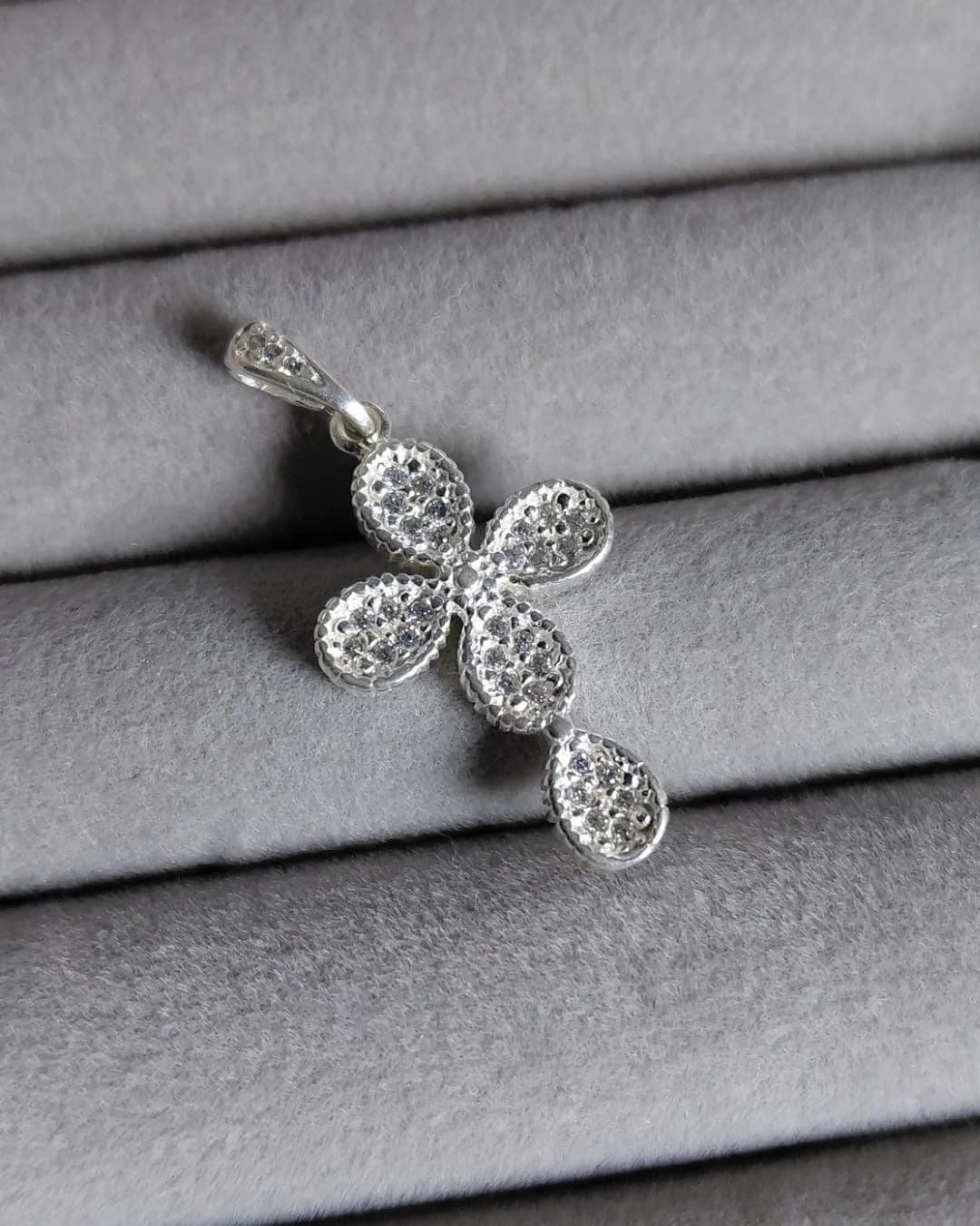 Dije Cruz con Zircones Plata 925
