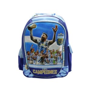 AF020 MOCHILA INFANTIL ESCOLAR PARA ESPALDA DE 18 PULGADAS AFA. MESSI Y JUGADORES DE LA SELECCIÓN ARGENTINA MOSTRANDO LA COPA MUNDIAL.