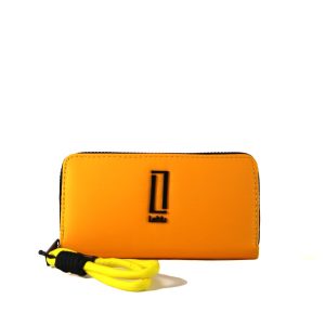 SKU B1018 BILLETERA PARA MUJER LARGA CHARMS LEBLU. MATERIAL MICROFIBRA. INCLUYE LLAVERO CHARMS